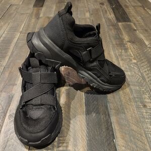 Zara EURO boys shoe 33 equivalent to 1.5-2 US size black  sneakers